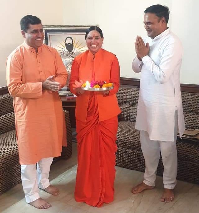 HaribanshShukl4's tweet photo. #प्रणाम प्रेम है।
#प्रणाम अनुशासन है।
#प्रणाम शीतलता है।              
#प्रणाम आदर सिखाताहै।
#प्रणाम से सुविचार आते 
#प्रणाम झुकना सिखाता है।
#प्रणाम क्रोध मिटाता है।
#प्रणाम आँसू धो देता है।
#प्रणाम अहंकार मिटाता है।
#प्रणाम हमारी संस्कृति है।
@yogrishiramdev https://t.co/2WCKl9Rhgo