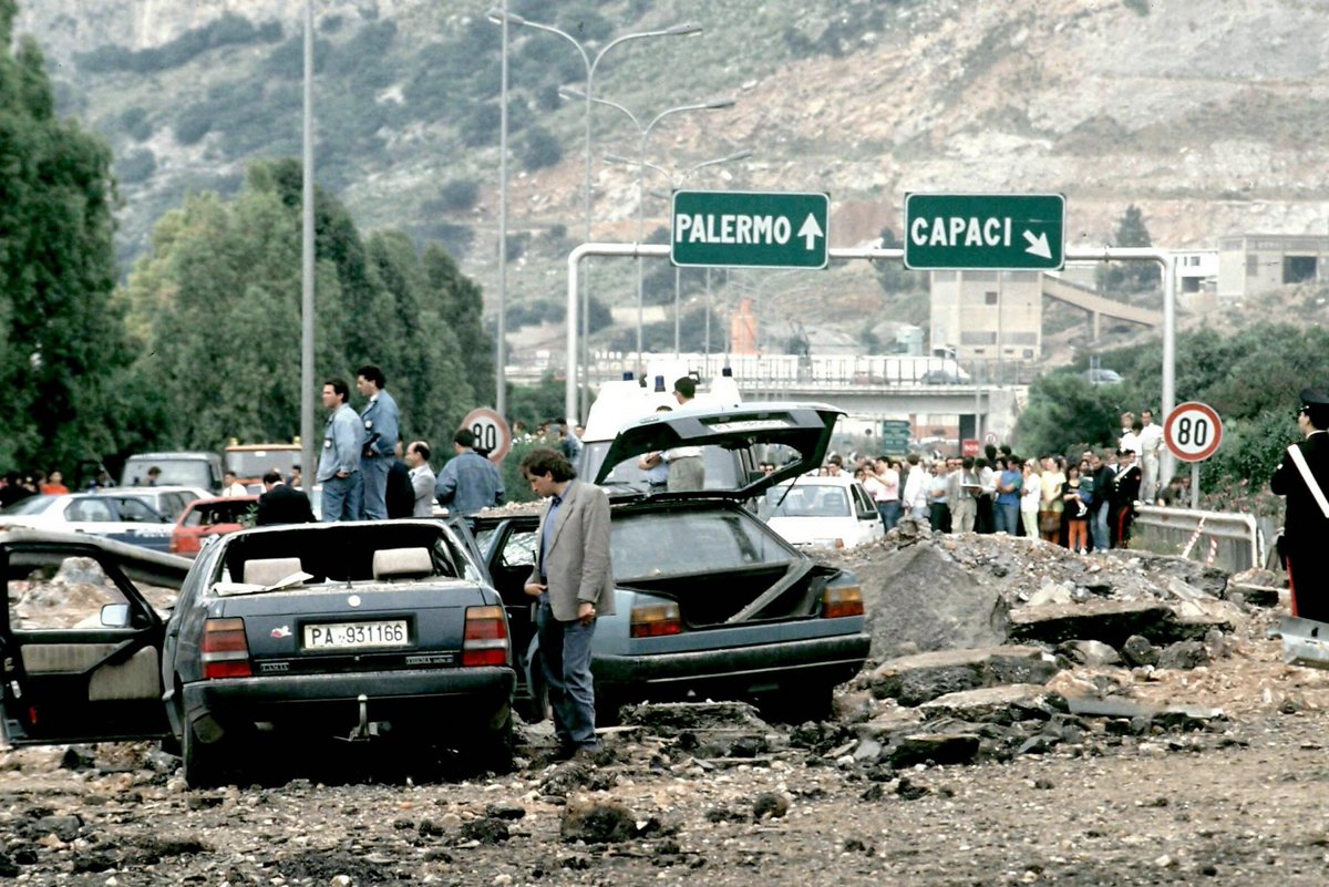ScrivoArte's tweet photo. «Ma chi glielo fa fare?»

Soltanto lo spirito di servizio.

#ScrivoArte ricorda il

#23maggio1992 - Strage di Capaci

Oltre al giudice #GiovanniFalcone, morirono: la moglie Francesca Morvillo, magistrato, e gli agenti della scorta Vito Schifani, Rocco Dicillo e Antonio Montinaro https://t.co/2XRz8aohie