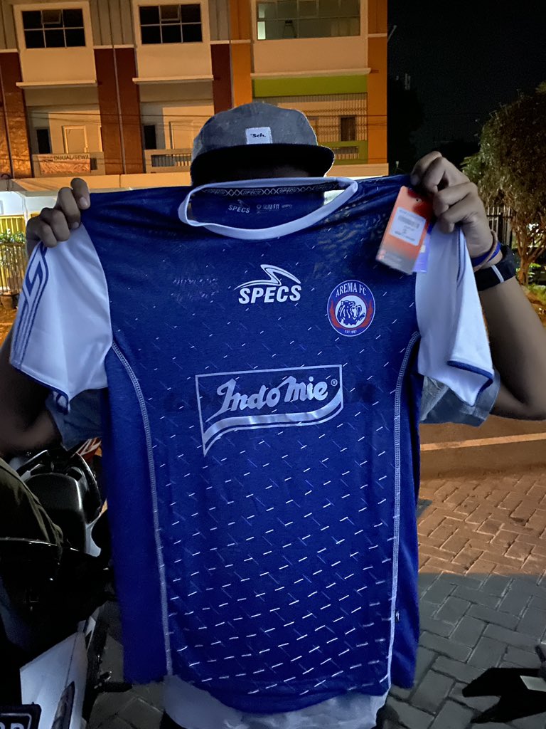 Giveaway Jersey Arema 2018 Authentic.

Syarat :

1. RT &amp; Like Tweet Ini
2. Sebutkan alasan anda mengapa mengikuti akun saya.

1 Jawaban terbaik dapat jersey.
3 Jawaban lainnya mendapatkan pulsa Rp150.000 untuk 3 orang.

Diumumkan pada tangga 1 Juni 2020.
Salam Satu Jiwa! #AREMA