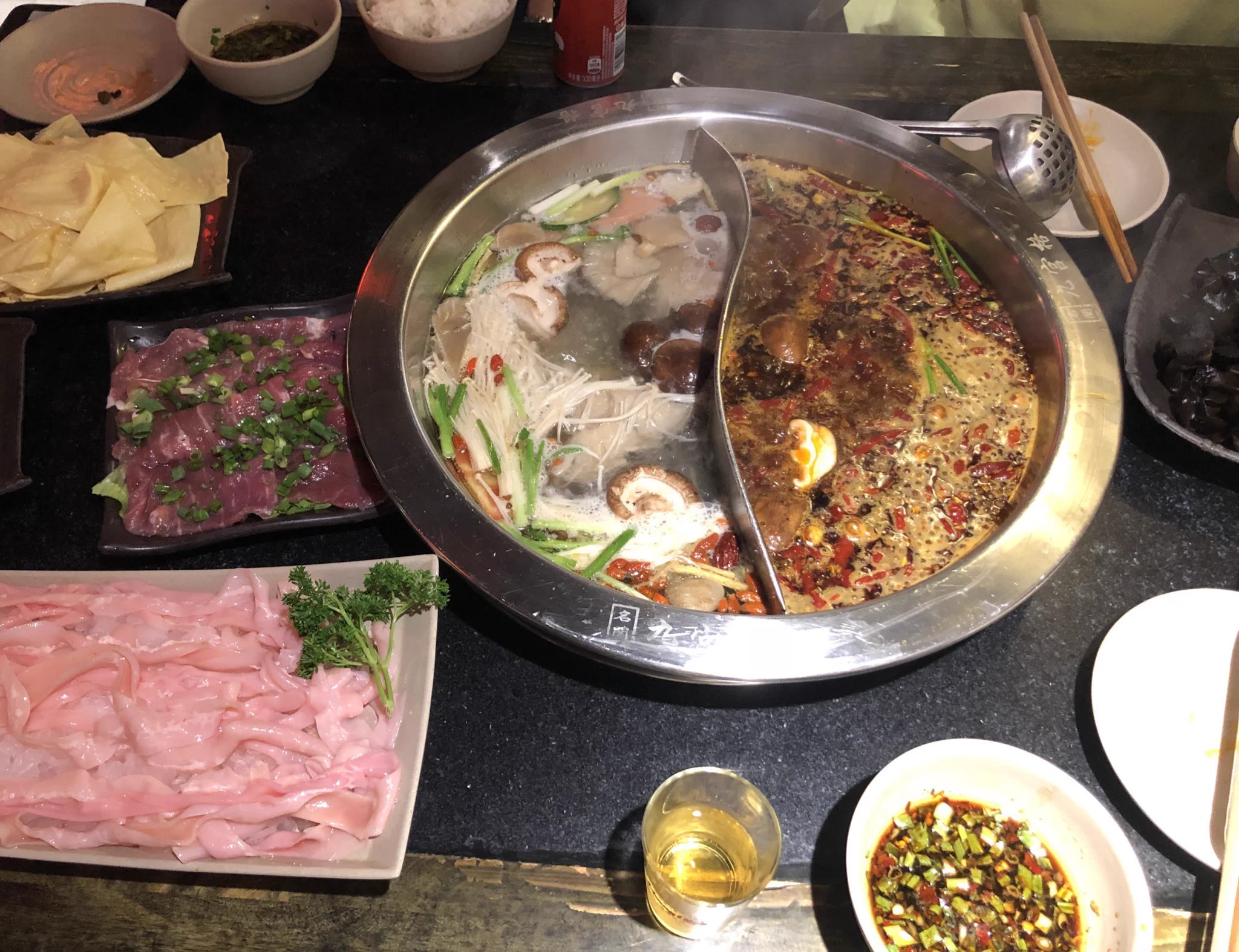 @t0ji2 一年ほど前に重慶へ旅行した時に、この食べ方を実践しました 辣子鶏はとても美味しかったです(辣子鶏の右は兎肉) ただし本場の火鍋、てめーはダメだ。気合で食べ続けるのには流石に無理がありました... 