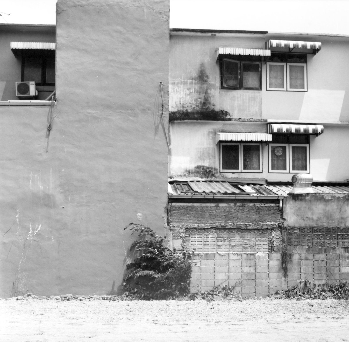 Backs of houses: Thoedthai 33. #hasselblad500cm #kosmofotomono100