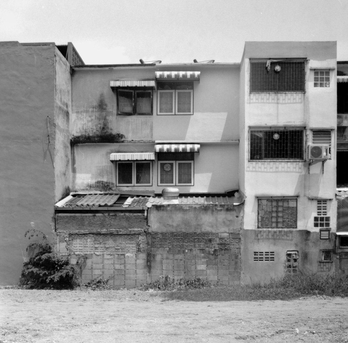 More backs of houses: Thoedthai 33. #hasselblad500cm #kosmofotomono100