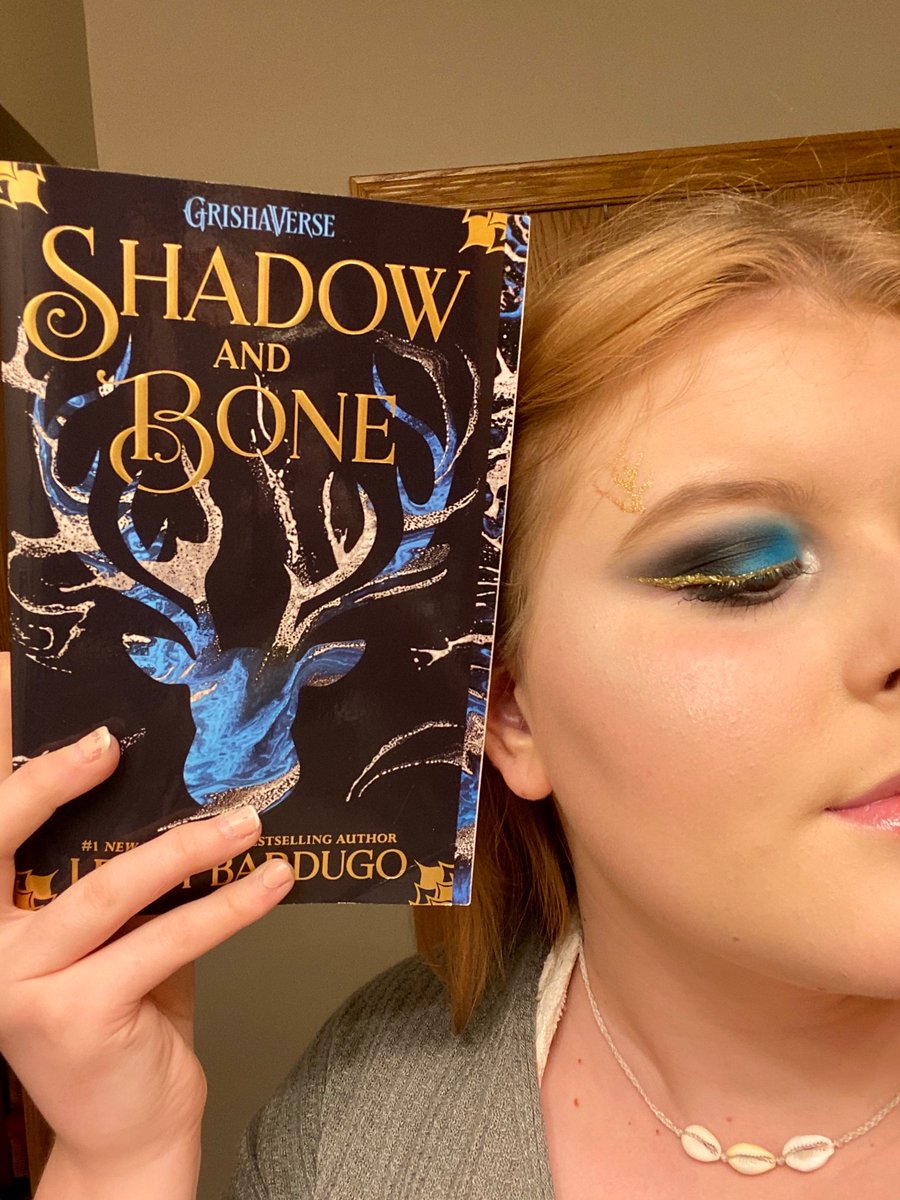 freddysmita's tweet image. •𝔴𝔢𝔩𝔠𝔬𝔪𝔢 𝔱𝔬 𝔱𝔥𝔢 𝔤𝔯𝔦𝔰𝔥𝔞𝔳𝔢𝔯𝔰𝔢•

here’s my #SixofCrows and #shadowandbone look!! It took a hot minute but I think it turned out alright🥰lmk which look is your favorite:)