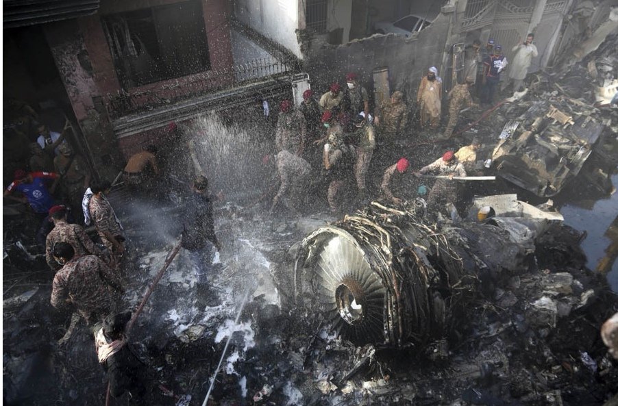 Epostz1's tweet photo. #PakistanPlaneCrash
97 dead, 2 survived in Pakistan plane crash. https://t.co/LhOOCcuupO