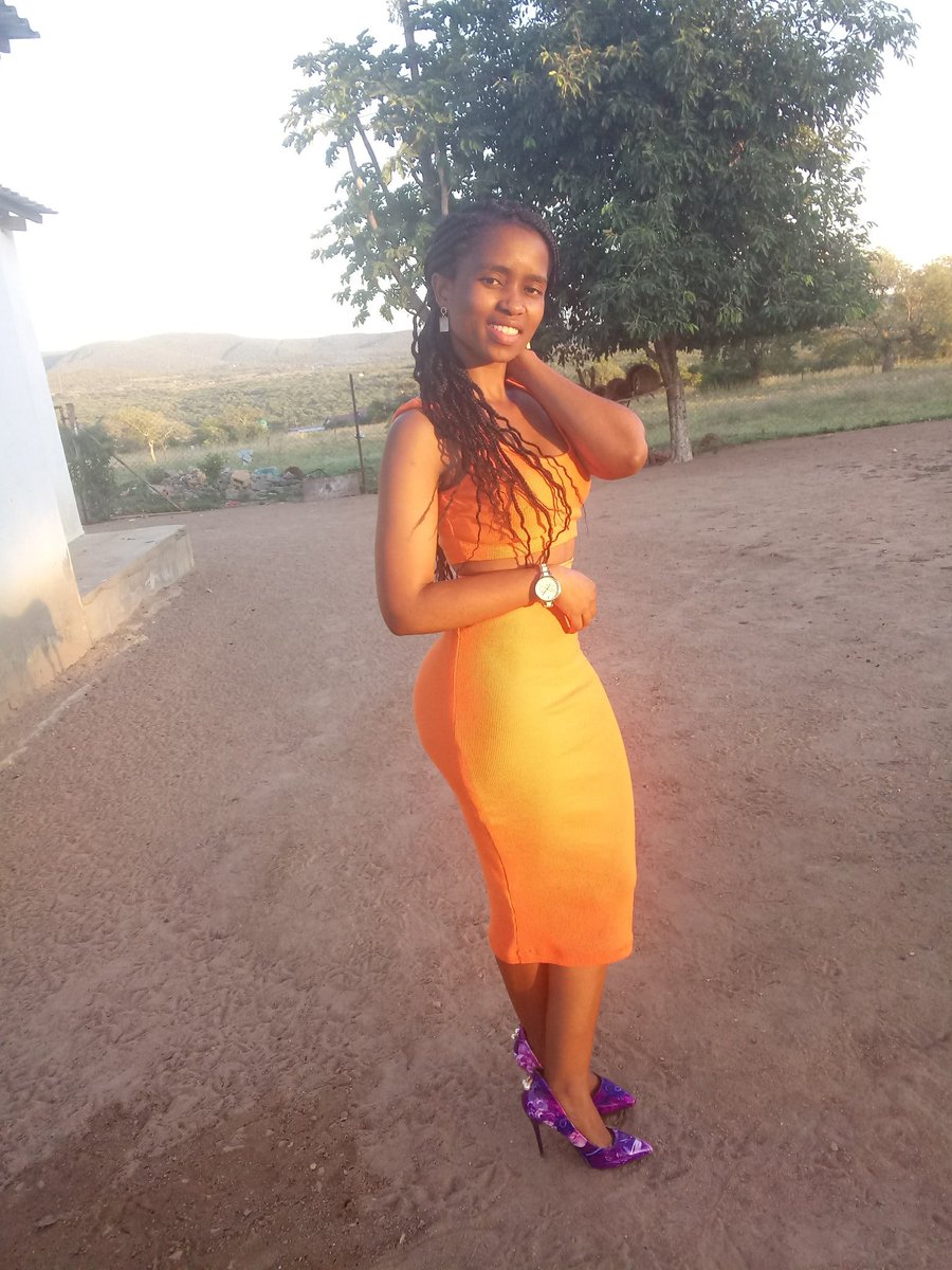 MndzebeleFizor's tweet photo. Angati noma sengingacala yini ngigcoke kanje or kanye ngiyeke ukuphapha ngichubeke ngijime? Noma ngivele ngiphume nje kuloshuni?
#StomachOut 😂 😂 😂 😂 #SunsetSelfies https://t.co/q2ukaWxJya
