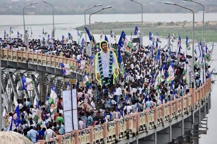 YSRCParty's tweet photo. కష్టాల్లో ఉన్న ప్రజలను పలకరించేందుకు ఓ నాయకుడు నడిచొచ్చాడు.. 
ఆ నాయకుడి వెంట నడిచేందుకు కోట్లాది జనం కదిలొచ్చారు.. 
నేడు రాష్ట్రంలో కోట్లాది ప్రజల ముఖాల్లో పూస్తున్న చిరునవ్వులకు కారణమైన ఒక చరిత్ర.. 
జనాక్షరాలతో లికించబడిన ప్రజాసంకల్ప ��ాత్ర..
#1YearForYSRCPMassVictory https://t.co/MZ1jf6W3b7