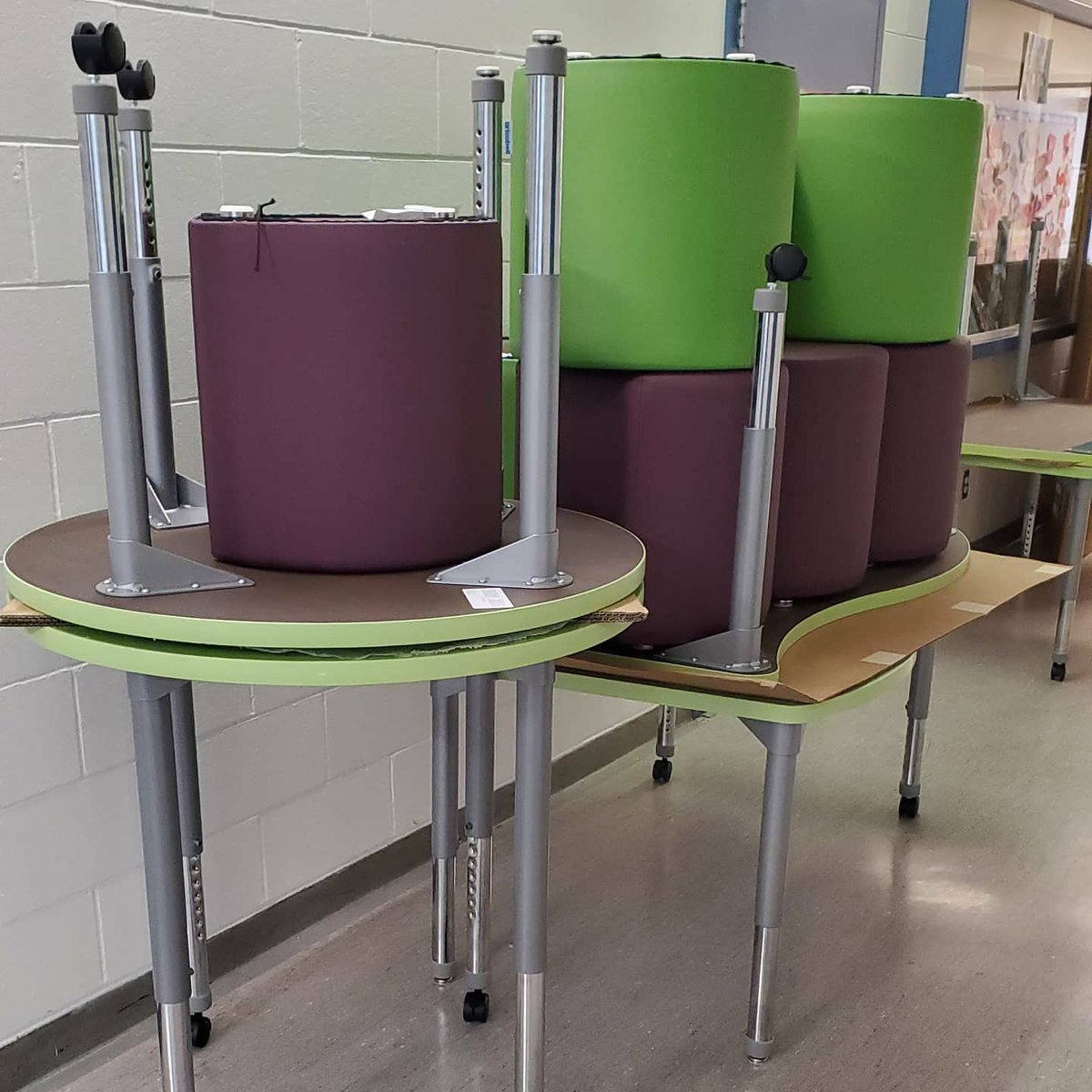 Kdmcarthur11's tweet photo. New library furniture has arrived!!
#librarylife #sd36tl #llcsofsurreyschools https://t.co/dPuNymwqHB