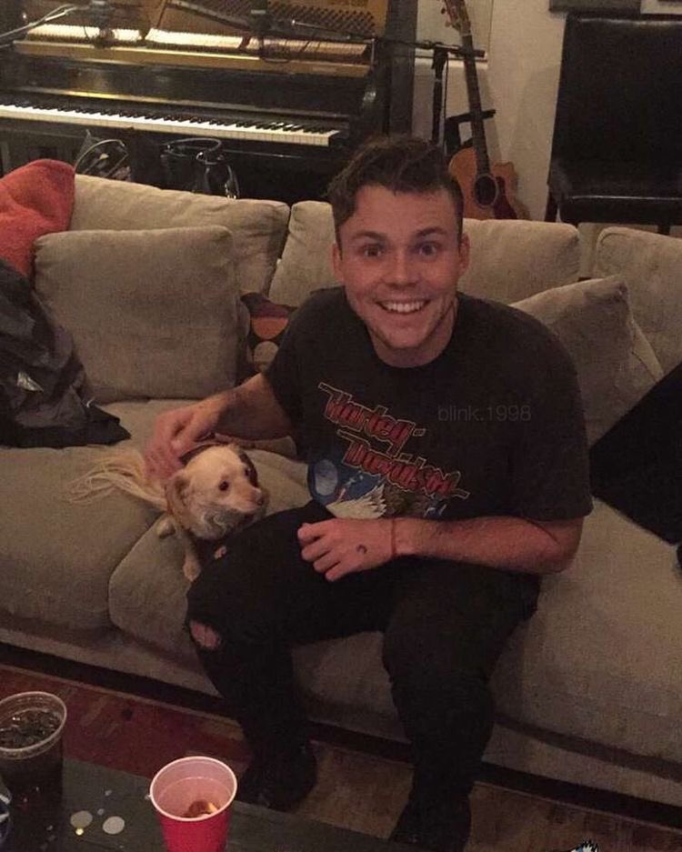 THREAD: Ashton Irwin with dogs/puppies