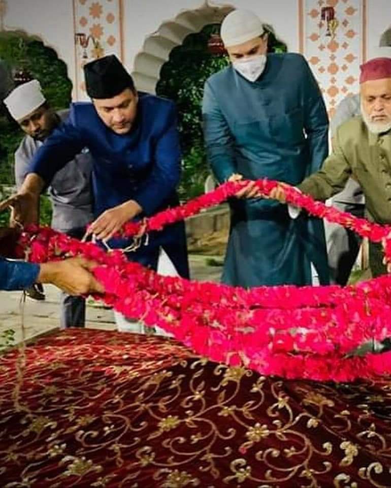 _imranazhari's tweet photo. Today #12th Barsi #Marhoom Qayed #Salar E Millat Sultan #Salahuddin Owaisi Sahab..
#Ya Allah Marhoom Qayed Ko #Jannat Ul Firdous Mein Ala Se Ala Muqaam Aata #Farmaye Ameen Suma Ameen..Marhoom #Qayed_Salaar_E_Milat..💐💐 https://t.co/ncjJtBpgZf