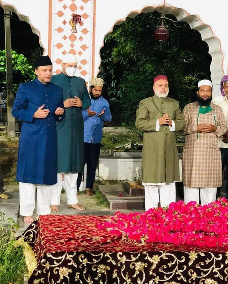_imranazhari's tweet photo. Today #12th Barsi #Marhoom Qayed #Salar E Millat Sultan #Salahuddin Owaisi Sahab..
#Ya Allah Marhoom Qayed Ko #Jannat Ul Firdous Mein Ala Se Ala Muqaam Aata #Farmaye Ameen Suma Ameen..Marhoom #Qayed_Salaar_E_Milat..💐💐 https://t.co/ncjJtBpgZf