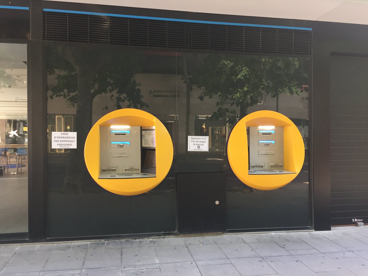 DeuteProu's tweet photo. Ja està bé d'endeutar-nos, aquesta crisi l'ha de pagar la banca!
Descarrega't els cartells i penja el teu als bancs per reclamar que contribueixin en la recuperació! 
 https://t.co/Qwj20BlgPm #ProuDeute 

Signa la petició: https://t.co/VNyJE4GGTQ https://t.co/KT7KLEg6In