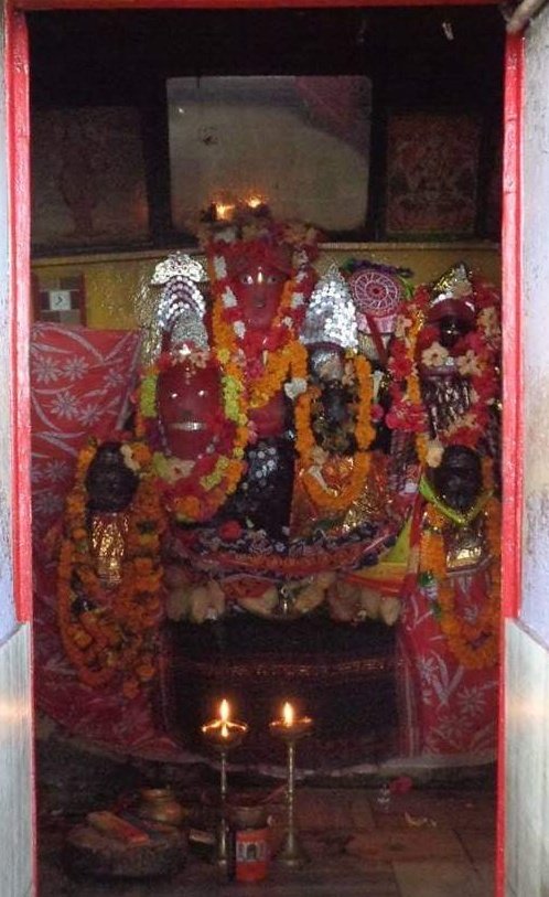 the main goddess of the temple is maa Kali, on her left Ramchandi and on her right Malijai. The goddess Kalijai is family deity of kaivatra community (fisherman's)The main festival of kalijai is Makara sankranti .5/n