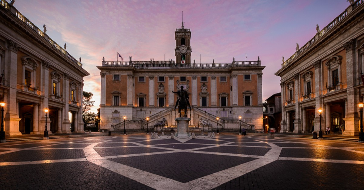 Капитолийская площадь в риме. Микеланджело буоннаротти площадь капитолия рим. Микеланджело буонарроти ансамбль площади капитолия. Площадь капитолия в риме микеланджело. Площадь капитолия в риме.