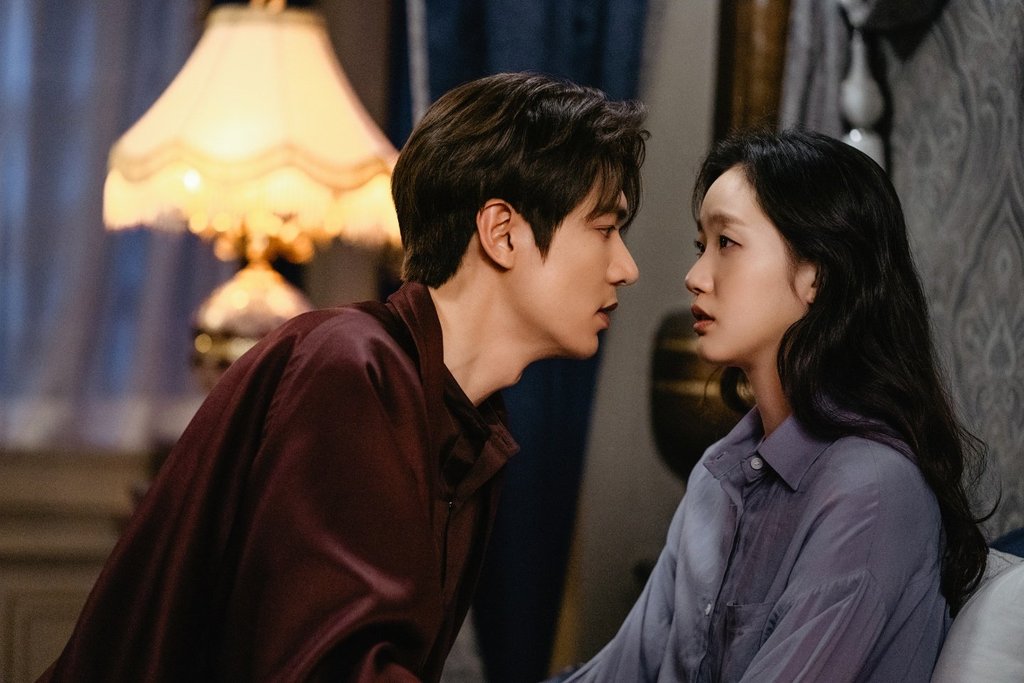 sweetyglee86's tweet photo. This is what we called scandalous. HAHAHA! I'm not going to sleep promise!
#TheKing_EternalMonarch 
#LeeMinHo
#KimGoEun
#ParallelUnivese https://t.co/P78QaYODBL