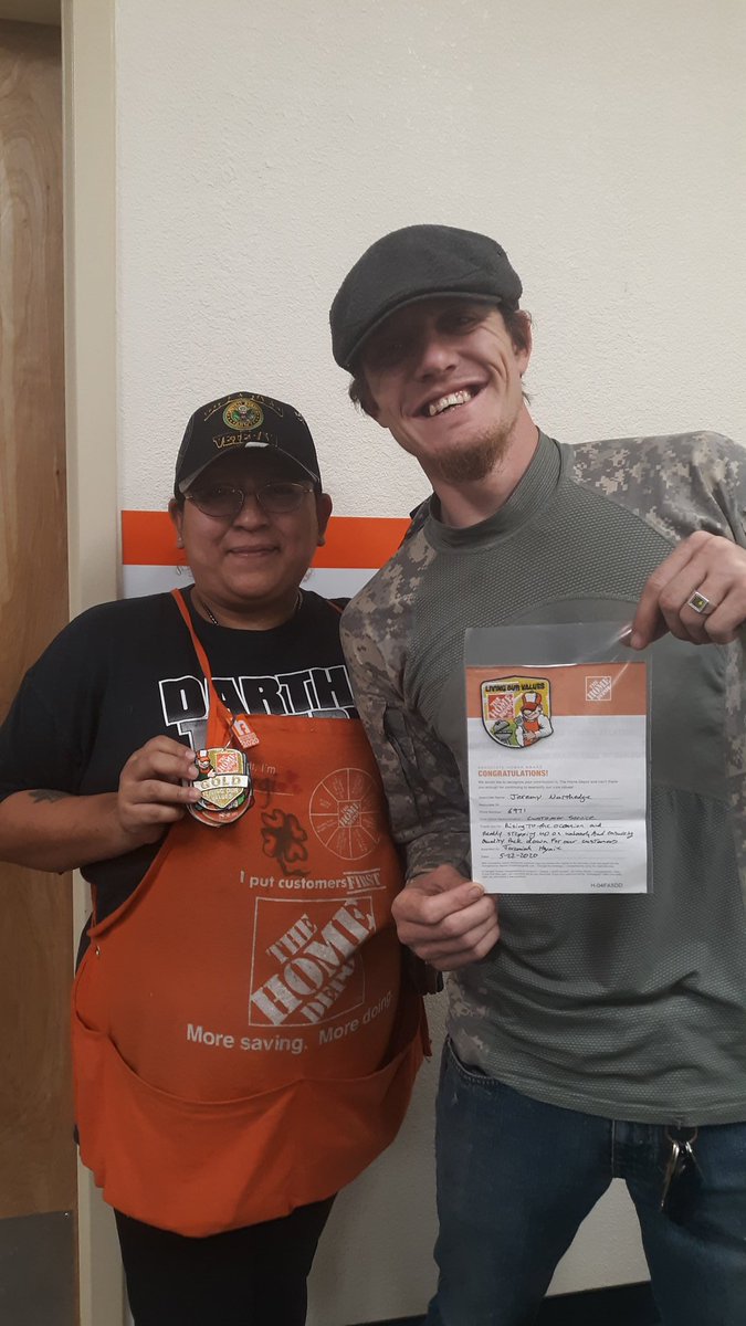 Anthonyarvizu9's tweet photo. Sending off a great associate in Andrew on his last day, and recognition to Virginia for hitting her Gold Homer milestine as well as Jeremy for his outstanding performance on unload. #yuccavalley #freighteam @6971Home @Crippen1026 @larrylubinsky @asmmiked @kellie69331611 https://t.co/mZ9q7sGgjx