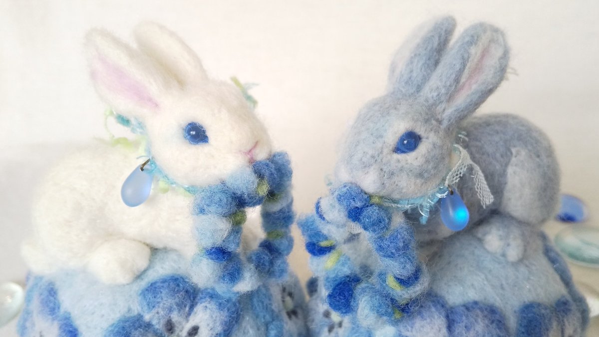 ট ইট র Foxglove ウサギとネモフィラ モフィラの花畑とウサギの針刺し ウサギの毛色はホワイトとブルーグレー 目の色は透き通る空色 下地はスカイブルーとホライズンブルーのグラデーションにしました ネモフィラの花色は3色 様々な青色を使った