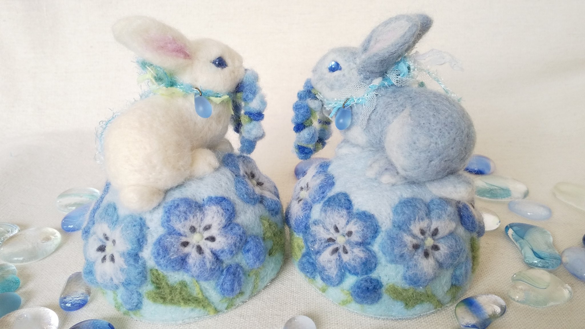 Foxglove ウサギとネモフィラ モフィラの花畑とウサギの針刺し ウサギの毛色はホワイトとブルーグレー 目の色は透き通る空色 下地はスカイブルーとホライズンブルーのグラデーションにしました ネモフィラの花色は3色 様々な青色を使った作品