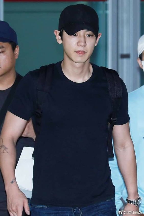 self-indulgent much-needed thread of Chanyeol wearing black because he's a god