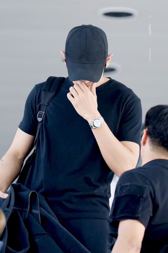 self-indulgent much-needed thread of Chanyeol wearing black because he's a god