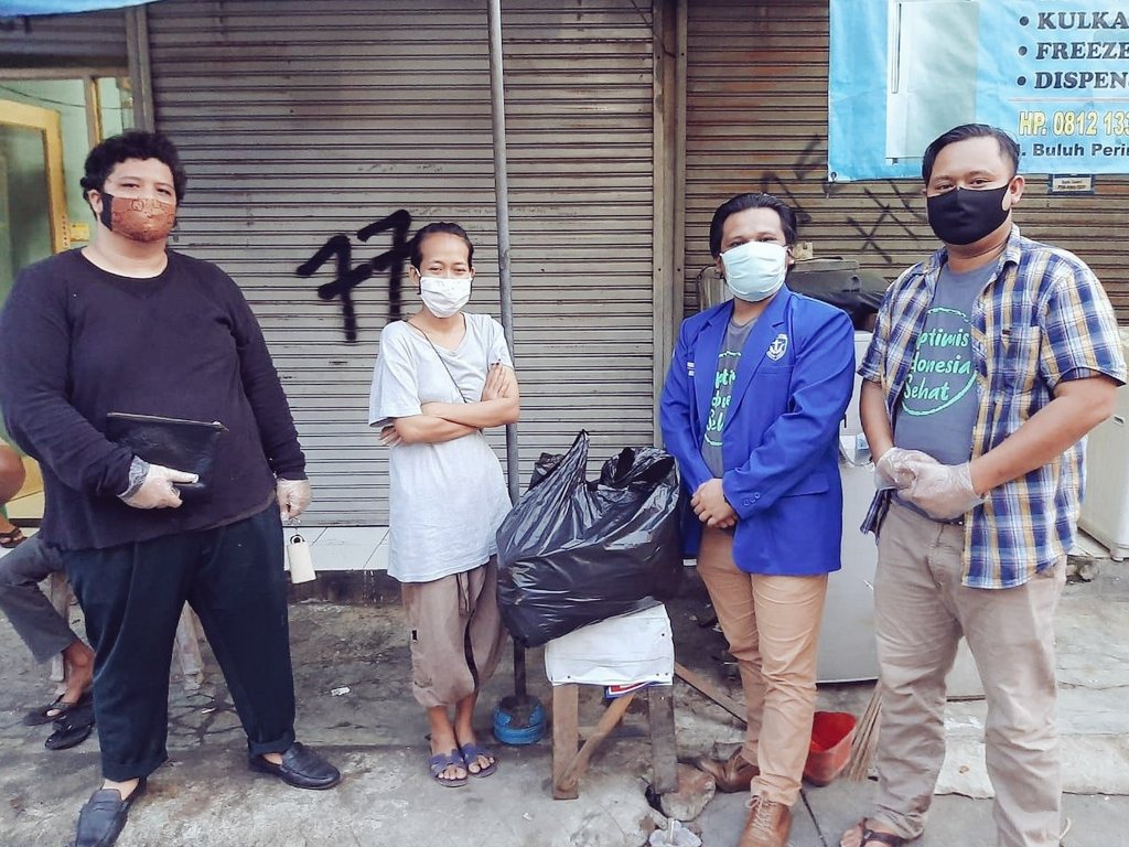 dpp_gamki's tweet photo. Untuk ketiga kalinya, Relawan Dapur Umum @dpp_gamki #IndonesiaSehatDari #COVIDー19 pada hari Jumat/ 22 Mei 2020 kembali menyiapkan Nasi bungkus sebanyak 360 porsi untuk diberikan kepada warga berdampak #COVIDー19 di wilayah Jakarta Selatan. Tuhan Memberkati. https://t.co/Eh8dELaZMZ