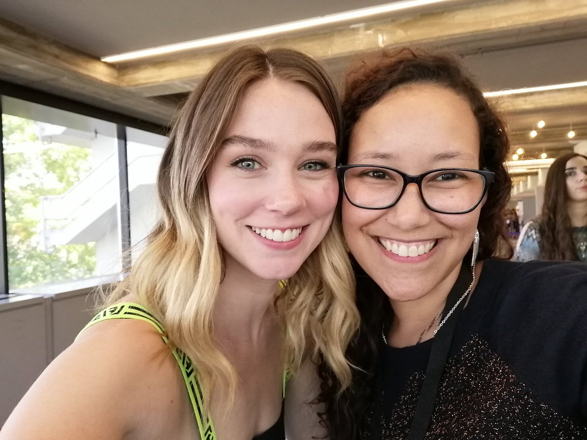 TMI_Uruguay's tweet image. Wishing this adorable lady an amazing birthday! She&apos;s a total sweetheart, we talked a lot during autographs time and she was the sweetest...hope you are having a great day @TessaMossey! Sending you a huge hug through the distance 😘🎂🎉 #Shadowhunters #ShadowFam #ITAInstituteCon3