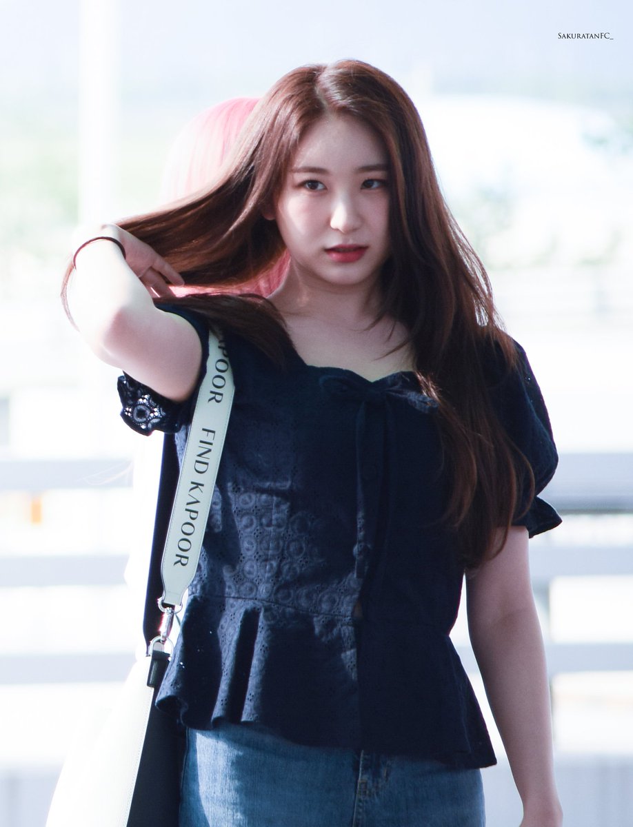 190416 Incheon Airport entrance Lee Chaeyeon  #IZONE  #아이즈원  #アイズワン #LeeChaeyeon  #イチェヨン  #이채연