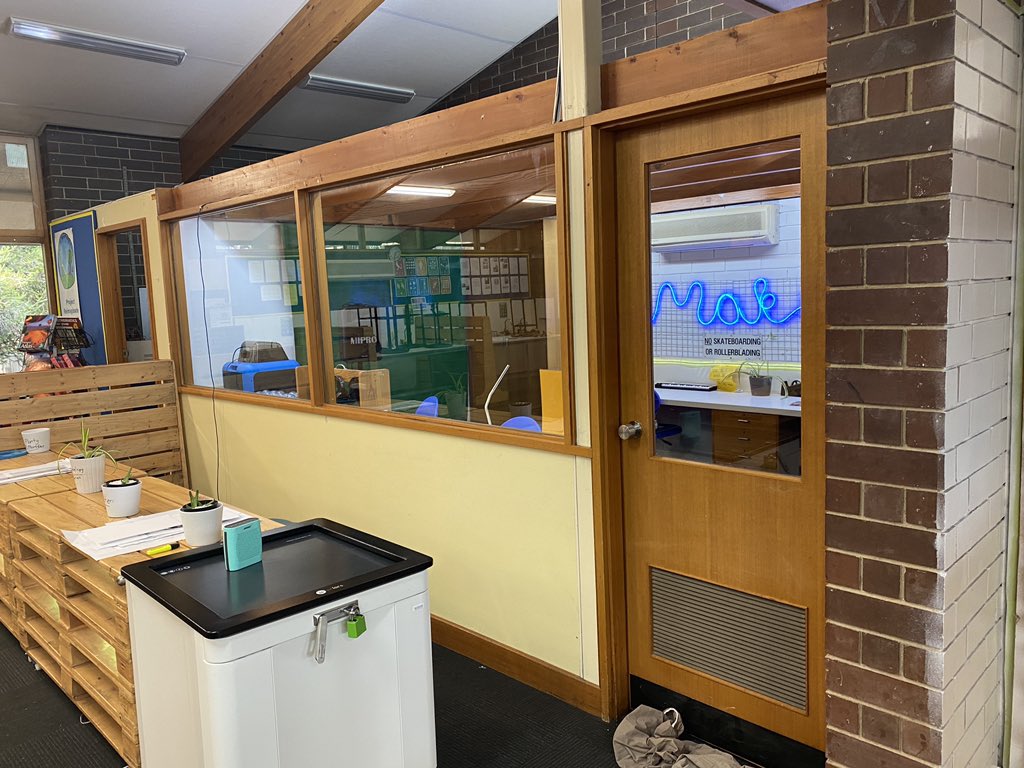 ProjReimaginate's tweet image. The white brick now starts outside the entrance and wraps around into the studio and the flexi spaces. A top coat and a redecorate before Monday should make for a pretty cool reveal! 

#ProjectReimaginate