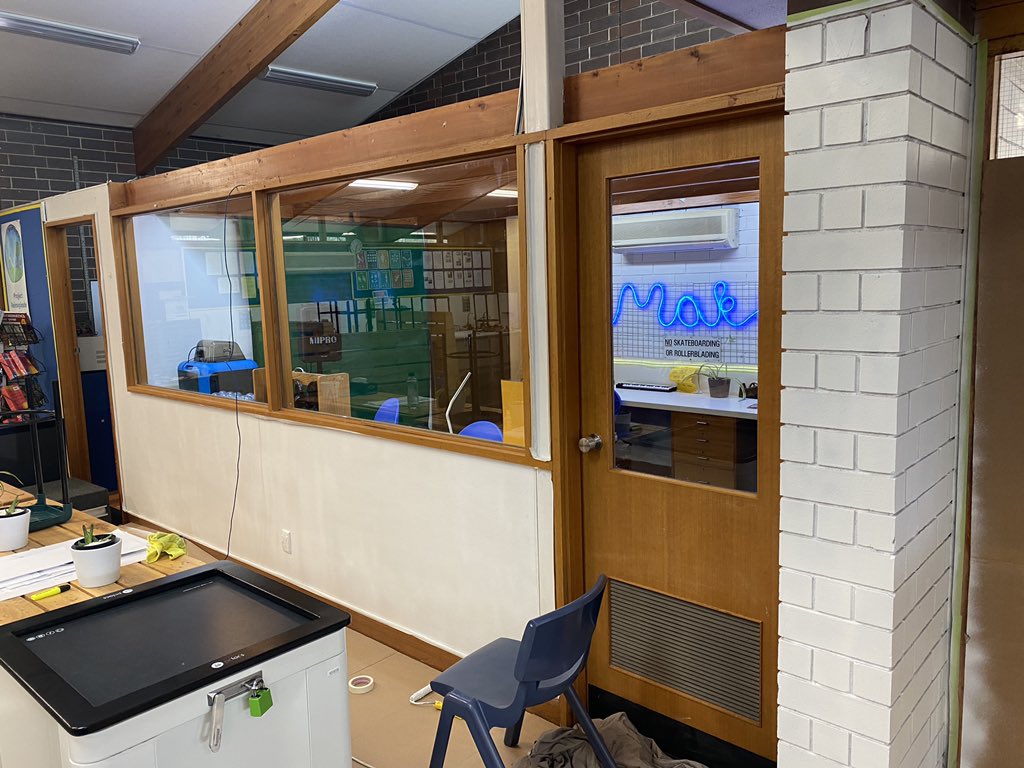 ProjReimaginate's tweet image. The white brick now starts outside the entrance and wraps around into the studio and the flexi spaces. A top coat and a redecorate before Monday should make for a pretty cool reveal! 

#ProjectReimaginate