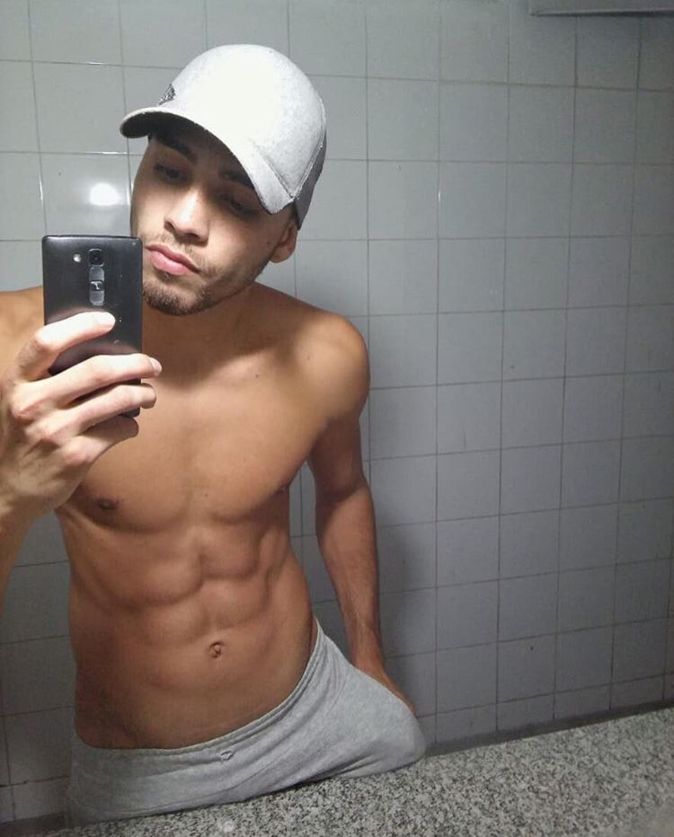 BKingbm's tweet image. Que les parece este boxeador pijon? Quieren verla la pija? #heterosdesnudos