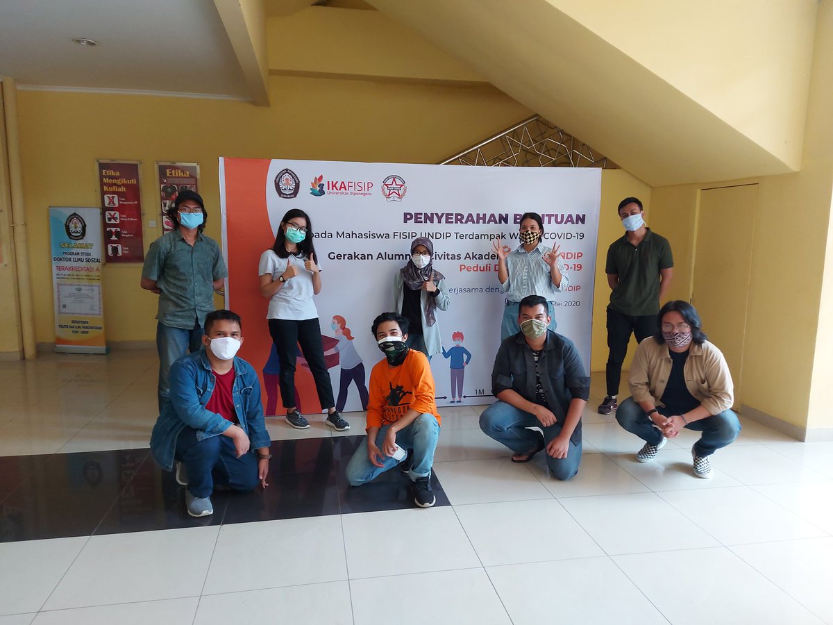 IKAFISIPUNDIP's tweet photo. Penyerahan Bantuan kpd Mahasiswa FISIP UNDIP terdampak Wabah Covid-19 mll Gerakan Alumni &amp; Civitas Akademika FISIP UNDIP bekerjasama dengan BEM FISIP UNDIP.

Terimakasih atas bantuan dan kerjasamanya @BEMFISIP_Undip

#GerakanFISIPUndipPeduli
#dirumahaja https://t.co/GdkDxYaDkX