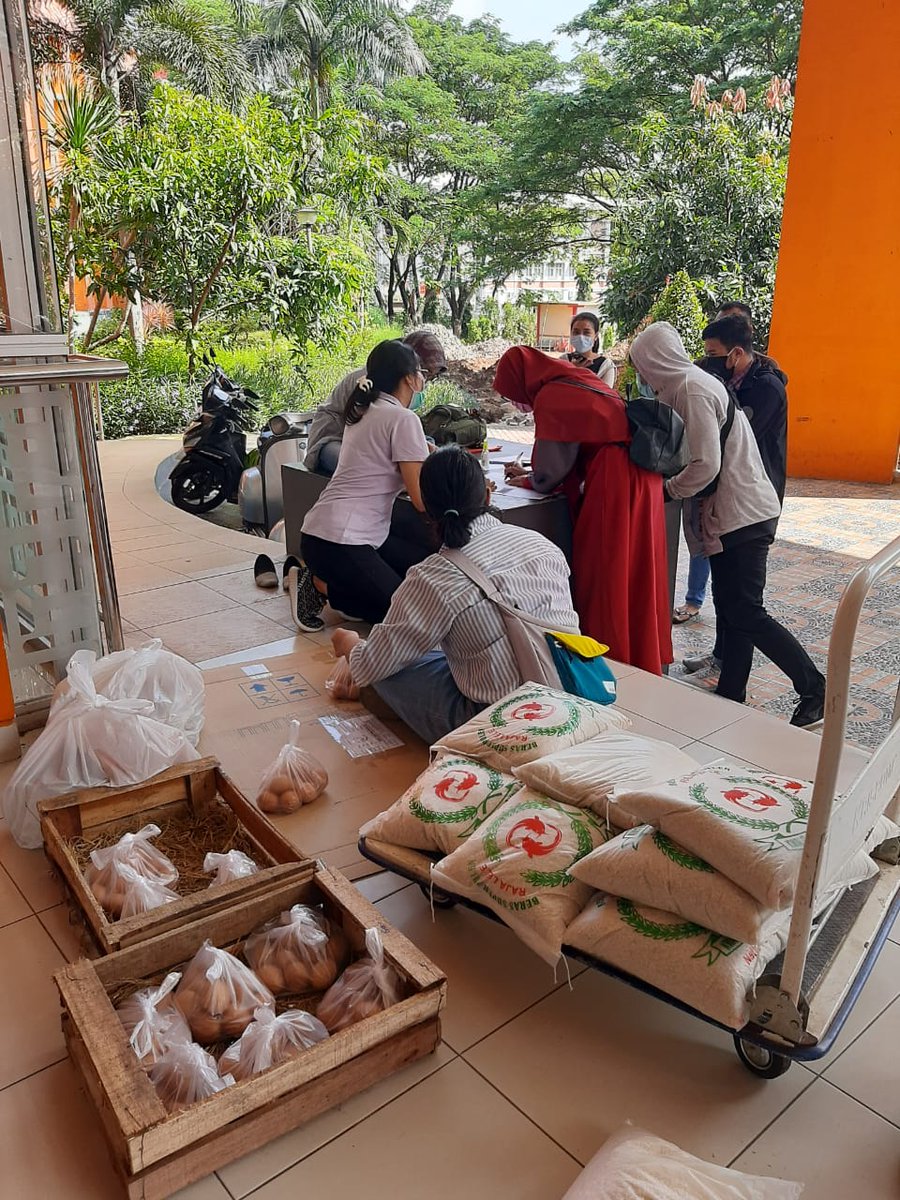 IKAFISIPUNDIP's tweet photo. Penyerahan Bantuan kpd Mahasiswa FISIP UNDIP terdampak Wabah Covid-19 mll Gerakan Alumni &amp; Civitas Akademika FISIP UNDIP bekerjasama dengan BEM FISIP UNDIP.

Terimakasih atas bantuan dan kerjasamanya @BEMFISIP_Undip

#GerakanFISIPUndipPeduli
#dirumahaja https://t.co/GdkDxYaDkX