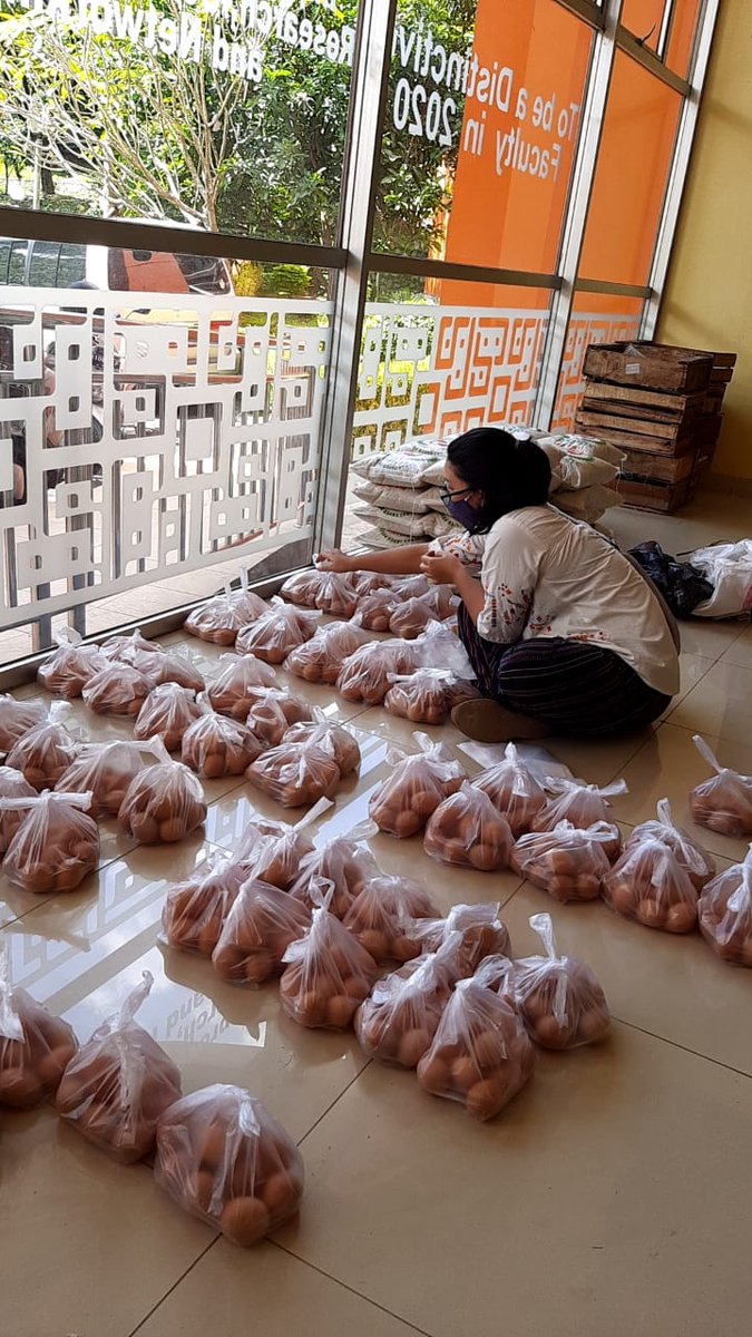Penyerahan Bantuan kpd Mahasiswa FISIP UNDIP terdampak Wabah Covid-19 mll Gerakan Alumni &amp; Civitas Akademika FISIP UNDIP bekerjasama dengan BEM FISIP UNDIP.

Terimakasih atas bantuan dan kerjasamanya <a href="/BEMFISIP_Undip/">Cuitan Orange Undip 🍊</a>

#GerakanFISIPUndipPeduli
#dirumahaja