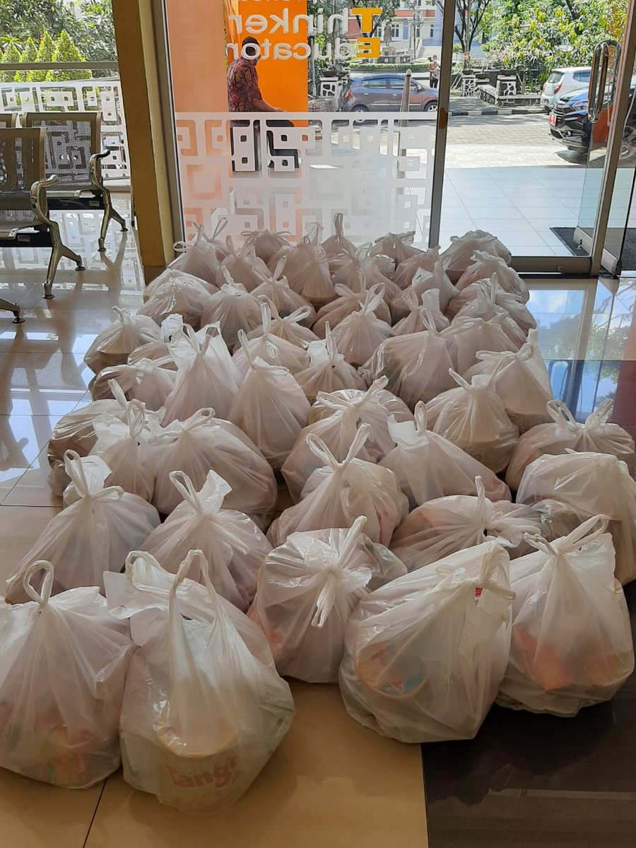 IKAFISIPUNDIP's tweet photo. Penyerahan Bantuan kpd Mahasiswa FISIP UNDIP terdampak Wabah Covid-19 mll Gerakan Alumni &amp; Civitas Akademika FISIP UNDIP bekerjasama dengan BEM FISIP UNDIP.

Terimakasih atas bantuan dan kerjasamanya @BEMFISIP_Undip

#GerakanFISIPUndipPeduli
#dirumahaja https://t.co/GdkDxYaDkX