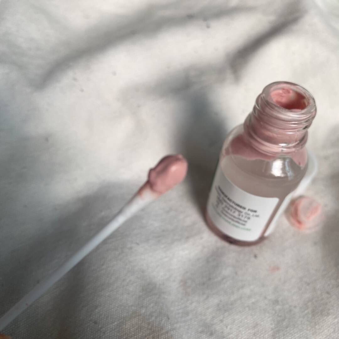 tawanxreview's tweet photo. ไอเท็มเด็ดคนเป็นสิว แป้งน้ำแต้มสิว Oxe’cure ดีแบบกราบอกเลยแม่ สิวอักเสบนี่แต้มคืนเดียวสิวยุบ ไม่แสบหน้าเลย ตอนใช้ไม่ต้องเขย่าขวดให้ใช้คัตตอนบัดจุ่มลงไปถึงเนื้อแป้งสีชมพู แล้วแต้มไว้ตรงที่เป็นสิวได้เลย #ใช้ดีบอกต่อ https://t.co/sgu5mNQs6s