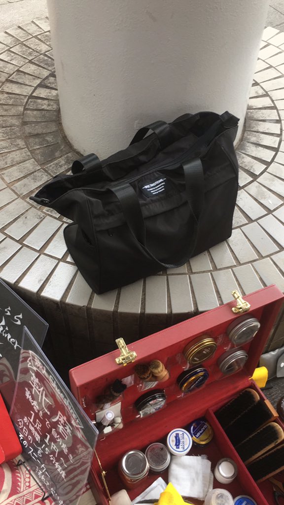 shoshinner's tweet photo. 大拡散希望です！！
5月23日　昼2時半頃　小倉駅前で路上靴磨きした人、カバン忘れてます！！
連絡とりようがなく明日東京に帰られるそうで、どうにかその方に届いてください！
本日中はその場で待ってます！
最悪小倉駅の交番に届けておきます！
皆さん協力お願いします！！ https://t.co/GCo681HEfT