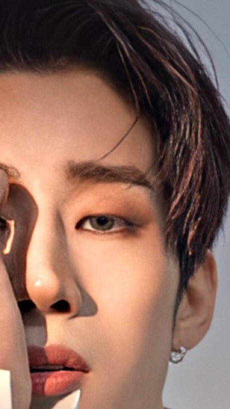 Uri Seungwoo. How can you not admire the makeup with those eyes