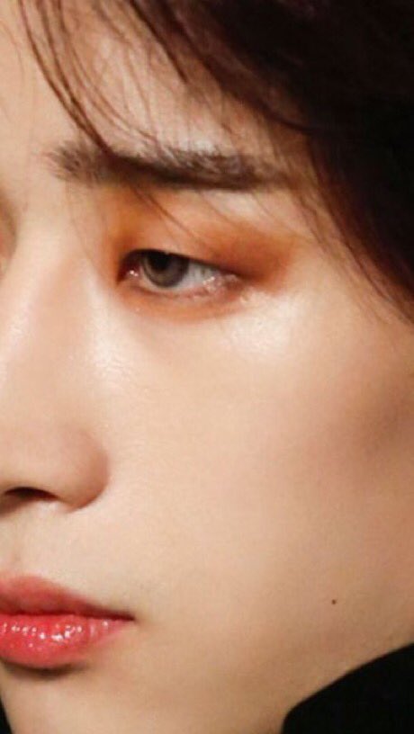 Uri Seungwoo. How can you not admire the makeup with those eyes