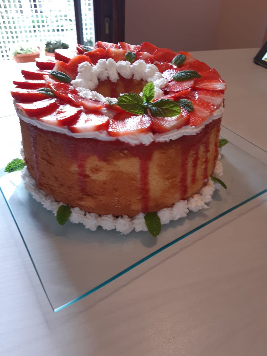 TinaAcone's tweet photo. Mia sorella è la risposta femminile a Iginio Massari 👩🏻‍🍳 Tiè 😛
#iginio #massari #pasticceria #cucina #dolci #matilde https://t.co/XSrZbKq4Yo
