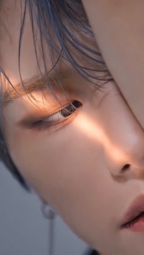 SEUNGSIK’s got the subtle eye make up but look cute his eyes and make up