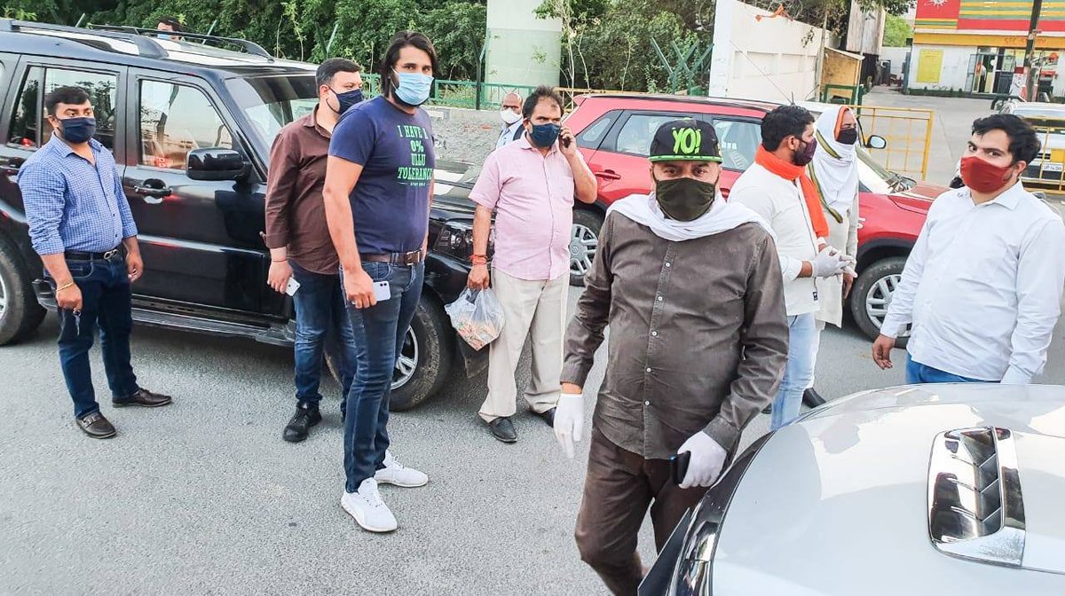 BJP4NoidaMN's tweet image. माननीय सांसद @dr_maheshsharma जी, लोकप्रिय विधायक @PankajSinghBJP जी के मार्गदर्शन में भारतीय जनता पार्टी नोएडा महानगर जिला अध्यक्ष @Manojguptabjp  जी स्वयंम बसों में जाकर भोजन वितरण करते है। उनका कहना है नर सेवा ही नारायण सेवा है #ModiKitchen #CoronaOutbreakIndia #CoronaWarriers