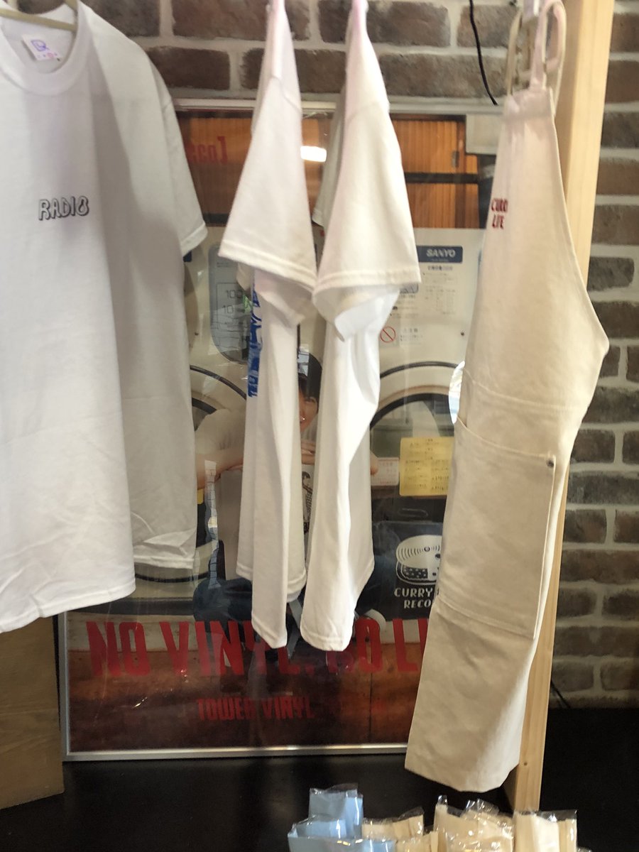 kota26rin's tweet photo. 東堀までお散歩。
RADIO Tシャツ、Mサイズが既に品切れでした〜
ちょっとサイズ大きめな感じがしたけれど、Lサイズを買いました\(*´ `*)/
途中で噂の白いわんこも見れました!
ぽんちゃが遭遇出来る日が楽しみ〜
さて帰ってお夕飯の支度しよう(*´˘`*)
今日はいい日だな〜♪
#EMSB
#LTMT https://t.co/Udufqru1eq