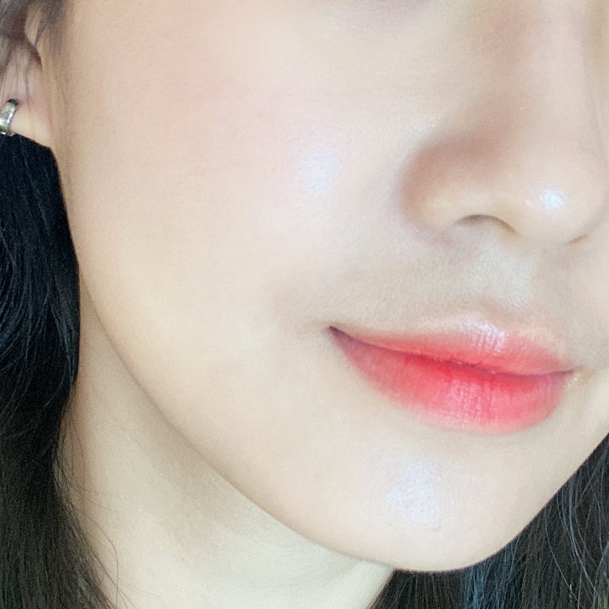 อันนี้ดีอะ ช่วงนี้เราไม่แต่งหน้าเลย แล้วตอนเช้าใช้แต่อันนี้ มันเป็นทั้งครีม โทนอัพ กันแดด ที่เนื้อบางเบามากกก เกลี่ยง่าย เบาจริง ใช้ตอนเช้าสบายผิวเลยย แล้วทาแป้งเด็กทับ ผิวสวยผ่องง✨☁️  ใช้สักพักผิวมันดูขาวขึ้นจริงๆด้วย ㅠㅠ หอมอีก ชอบมั่ก