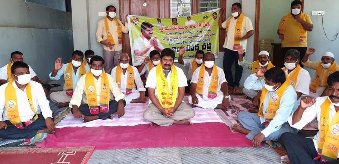 CBN_Era's tweet photo. పెంచిన విద్యుత్ చార్జీలను వెంటనే తగ్గించాలని #గిద్దలూరు మాజీ ఎమ్మెల్యే ,టీడీపీ ఇంచార్జి శ్రీ ముత్తుముల అశోక్ రెడ్డి గారు టీడీపీ కార్యాలయంలో నిరసన దీక్ష చేపట్టారు
#PowerBillShocksAP https://t.co/Y6waj1Q6do