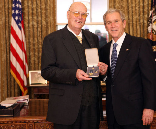 Bird, todo un renacentista moderno, que era Doctor en Aeronáutica (1977) y Doctor en Medicina (1979), todavía vivo, recibió honores y condecoraciones de la mano, entre otros, de George Bush y Barack Obama, pero fue inexplicablemente otro de los olvidados por el Nobel