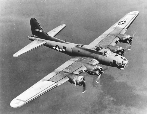 Una de las múltiples desventajas que tenían los aviones aliados respecto aalgunos modelos nazis, era la altitud a la que podían volar. Los nazis alcanzaban cotas cercanas a los 40.000 pies y los aliados no pasaban de 28.000 pies* 1 pie = 0,305 metros