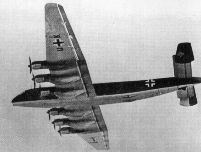 Una de las múltiples desventajas que tenían los aviones aliados respecto aalgunos modelos nazis, era la altitud a la que podían volar. Los nazis alcanzaban cotas cercanas a los 40.000 pies y los aliados no pasaban de 28.000 pies* 1 pie = 0,305 metros