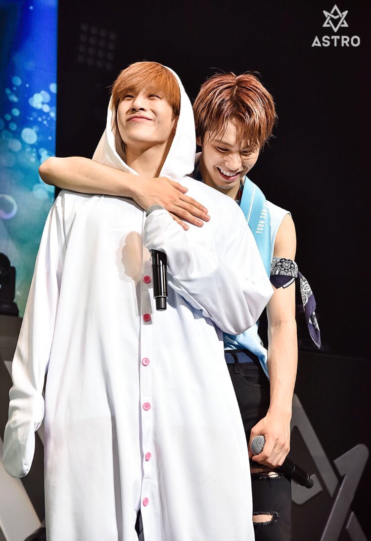 When minhyuk sees a jinwoo he must hug