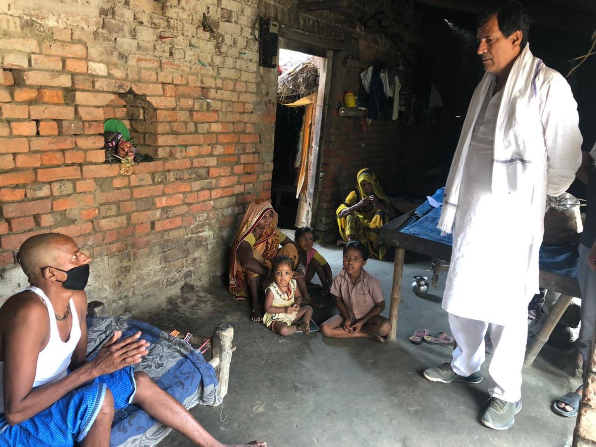 SarjanSinghINC's tweet photo. बेगूसराय ज़िले के चेरिया बरियारपुर निवासी रामपुकार पंडित जी की खबर सुनकर उनसे मिलने उनके गाँव पहुँचा। रामपुकार जी ने बताया कि एक भी स्थानीय जनप्रतिनिधी ने अभी तक उनकी सुधि नहीं ली है।
मैंने अपनी ओर से उनके लिये तत्काल राशन और दवा की व्यवस्था करवाई।

@shaktisinhgohil @INCBihar https://t.co/78fWLvYjkx