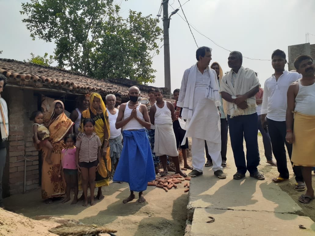 SarjanSinghINC's tweet photo. बेगूसराय ज़िले के चेरिया बरियारपुर निवासी रामपुकार पंडित जी की खबर सुनकर उनसे मिलने उनके गाँव पहुँचा। रामपुकार जी ने बताया कि एक भी स्थानीय जनप्रतिनिधी ने अभी तक उनकी सुधि नहीं ली है।
मैंने अपनी ओर से उनके लिये तत्काल राशन और दवा की व्यवस्था करवाई।

@shaktisinhgohil @INCBihar https://t.co/78fWLvYjkx