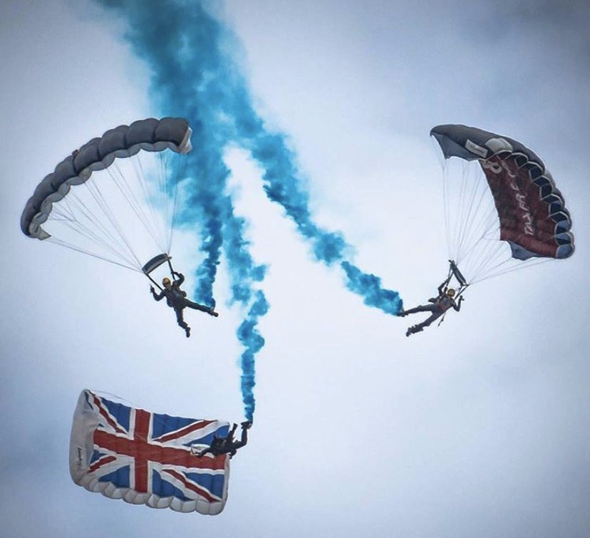 TigersFFT's tweet photo. Saturday split, happy Saturday everyone!_______________________________________             #weekend #split #smoke #canopy #bluesky #parachuting #army https://t.co/F0l0unvF9O